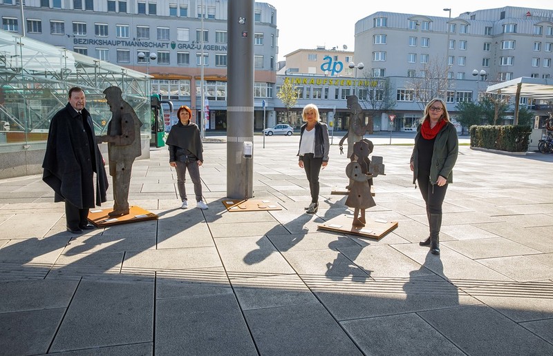 Ausstellung zur Kluft zwischen Reich und Arm am Grazer Hauptbahnhof.