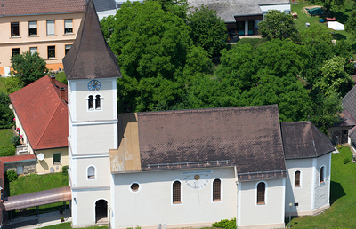 Den Ursprung zur heutigen Pfarrkirche St. Martin in Proleb bildet eine romanische Kapelle im jetzigen Altarbereich.